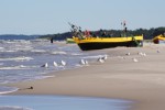 Kutry rybackie na plaży bałtyckiej w Dębkach