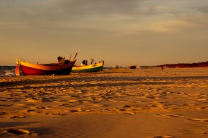Kutry rybackie na plaży bałtyckiej w Dębkach