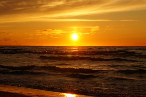 Zachód słońca na plaży w Dębkach