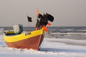 Fischkutter am Strand im Winter in Dębki